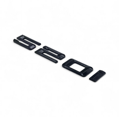 Badges coffre BMW Série 5 noir brillant - vue de trois-quarts 2 - Becquet Voiture