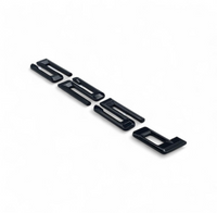Badges coffre BMW Série 5 noir brillant - vue de trois-quarts - Becquet Voiture