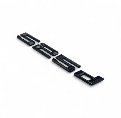 Badges coffre BMW Série 5 noir brillant - vue de trois-quarts - Becquet Voiture