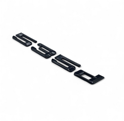 Badges coffre BMW Série 5 noir brillant - vue rapprochée - Becquet Voiture