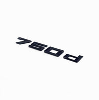 Badges coffre BMW Série 7 noir brillant - détail du montage - Becquet Voiture