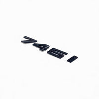 Badges coffre BMW Série 7 noir brillant - packshot studio - Becquet Voiture