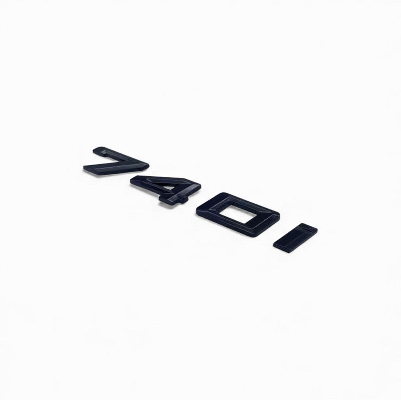 Badges coffre BMW Série 7 noir brillant - vue de trois-quarts - Becquet Voiture
