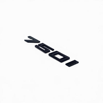 Badges coffre BMW Série 7 noir brillant - vue rapprochée - Becquet Voiture