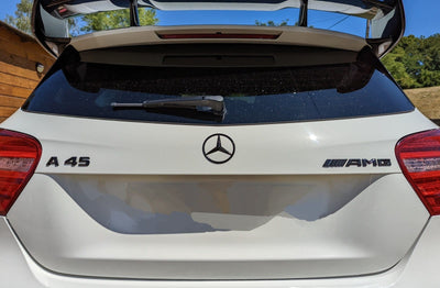 Badges coffre Mercedes A45 A35 AMG noir - vue de profil - Becquet Voiture