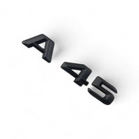 Badges coffre Mercedes A45 A35 AMG noir - vue de trois-quarts - Becquet Voiture