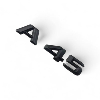 Badges coffre Mercedes A45 A35 AMG noir - vue de trois-quarts - Becquet Voiture