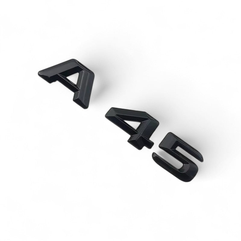 Badges coffre Mercedes A45 A35 AMG noir - vue de trois-quarts - Becquet Voiture