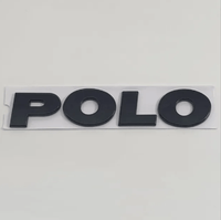 Badges coffre VW Polo noir - vue de profil - Becquet Voiture