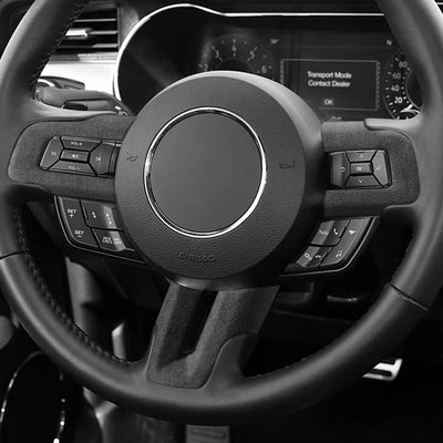 Bande Décorative Volant Alcantara Ford Mustang - packshot studio - Becquet Voiture