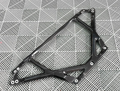 Barre Jambe Force Carbone BMW G80 G81 G82 - vue de profil - Becquet Voiture