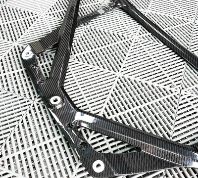 Barre Jambe Force Carbone BMW G80 G81 G82 - vue de trois-quarts - Becquet Voiture