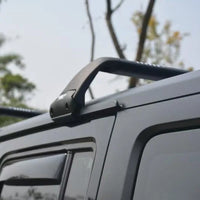 Barres de Toit Aluminium Noir Jeep Wrangler JL 2018-2023 - vue de trois-quarts - Becquet Voiture
