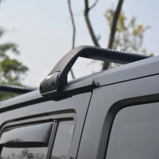 Barres de Toit Aluminium Noir Jeep Wrangler JL 2018-2023 - vue de trois-quarts - Becquet Voiture