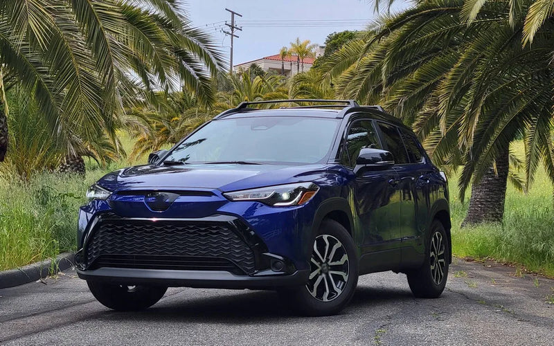 Barres de Toit Transversales Toyota Corolla Cross 2022-2025 - vue de trois-quarts - Becquet Voiture