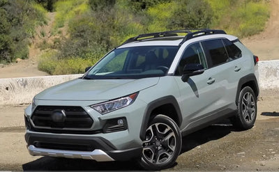Barres de Toit Transversales Toyota RAV4 2019-2025 - vue de trois-quarts - Becquet Voiture