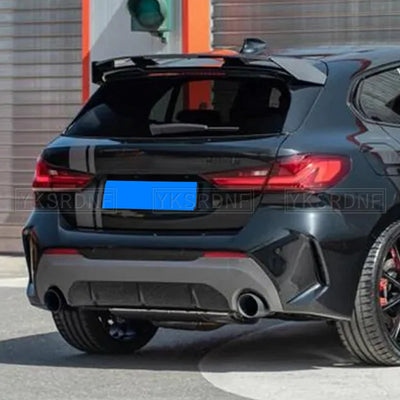 Becquet BMW Série 1 F40 F70 116i 118i 2019-2025 - détail du montage - Becquet Voiture