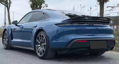 Becquet Carbone Porsche Taycan Tail Fins 2019-2024 - détail du montage 2 - Becquet Voiture