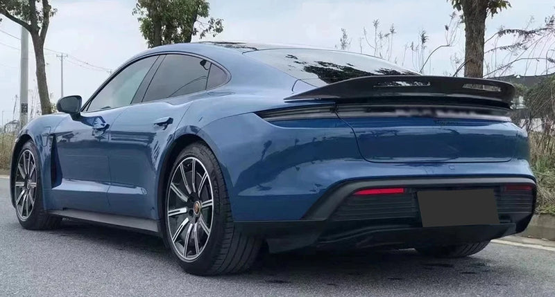 Becquet Carbone Porsche Taycan Tail Fins 2019-2024 - détail du montage 2 - Becquet Voiture