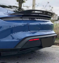 Becquet Carbone Porsche Taycan Tail Fins 2019-2024 - vue de profil 2 - Becquet Voiture