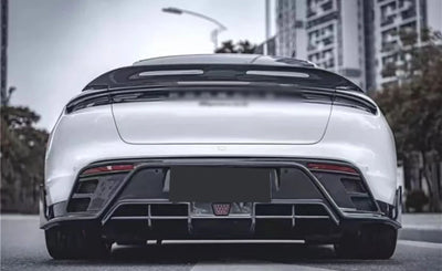 Becquet Carbone Porsche Taycan Tail Fins 2019-2024 - vue de trois-quarts 2 - Becquet Voiture