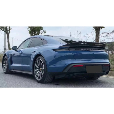 Becquet Carbone Porsche Taycan Tail Fins 2019-2024 - vue de trois-quarts - Becquet Voiture