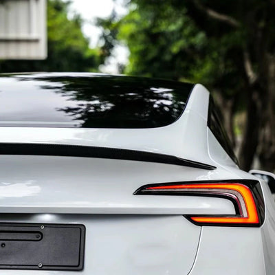 Becquet Carbone Tesla Model 3 Highland 2024-2026 Performance - détail du montage - Becquet Voiture