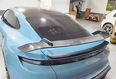 Becquet Coffre Porsche Taycan Carbone 2019-2023 - vue de trois-quarts 2 - Becquet Voiture
