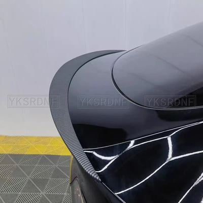 Becquet Coffre Tesla Model 3 Model Y Carbone - détail du montage - Becquet Voiture