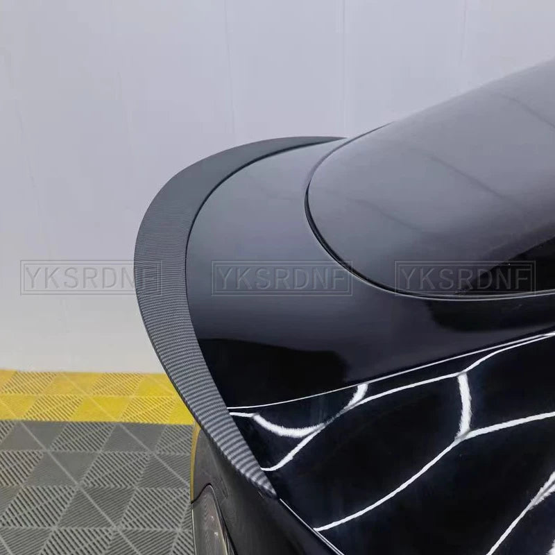 Becquet Coffre Tesla Model 3 Model Y Carbone - détail du montage - Becquet Voiture