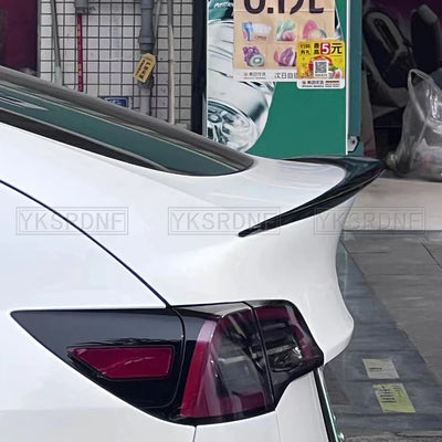 Becquet Coffre Tesla Model 3 Model Y Carbone - installé sur véhicule - Becquet Voiture
