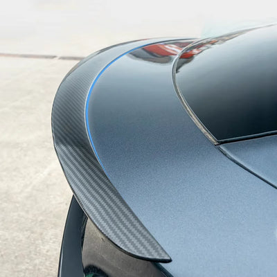 Becquet Coffre Tesla Model Y Juniper Carbone - détail du montage - Becquet Voiture