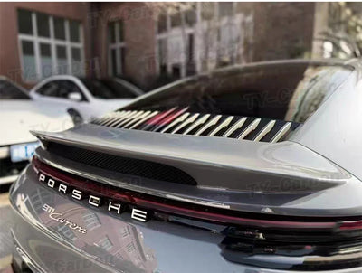Becquet Dry Carbon Porsche 911 992 Ducktail 2019+ - détail du montage - Becquet Voiture
