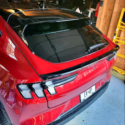 Becquet Ford Mustang Mach-E 2021-2024 Mid Wing - vue de trois-quarts - Becquet Voiture