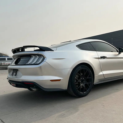 Becquet Ford Mustang MK6 Trunk Carbone 2015-2023 - vue de trois-quarts - Becquet Voiture