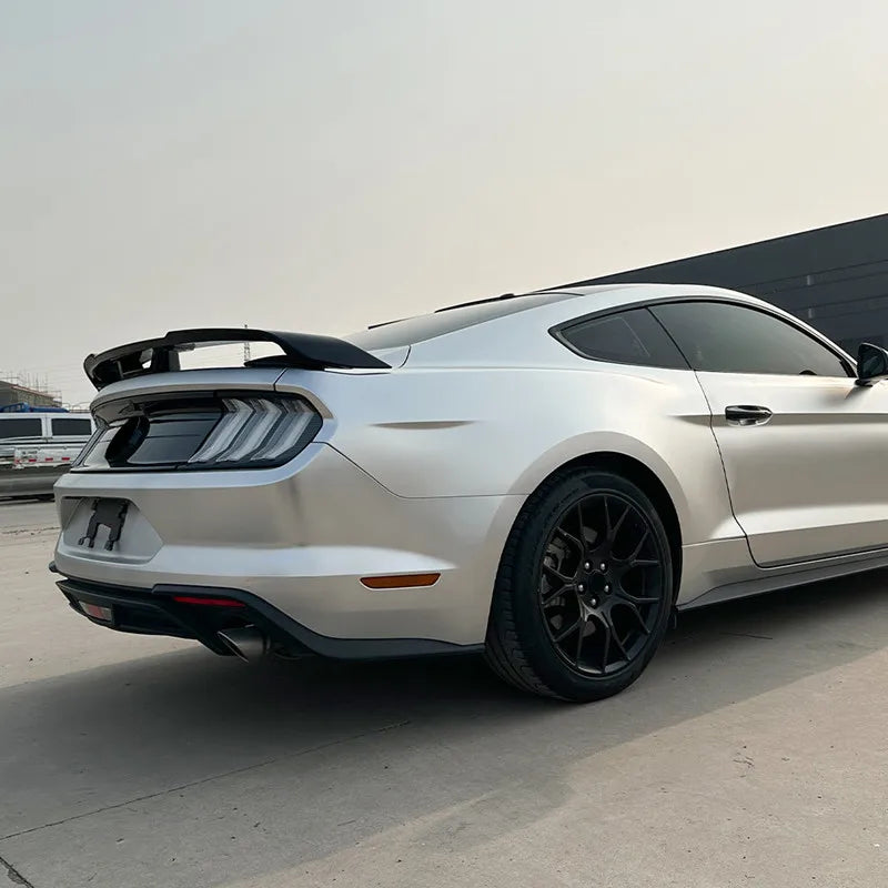 Becquet Ford Mustang MK6 Trunk Carbone 2015-2023 - vue de trois-quarts - Becquet Voiture