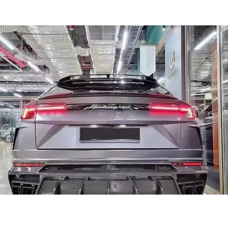 Becquet Lamborghini URUS Fibre de Carbone - installé sur véhicule - Becquet Voiture