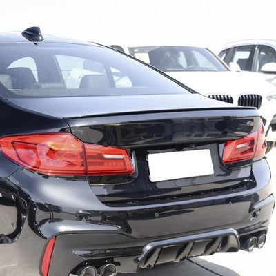 Becquet M5 BMW Série 5 G30 525i 530i Hatchback 2017-2023 - vue de trois-quarts - Becquet Voiture