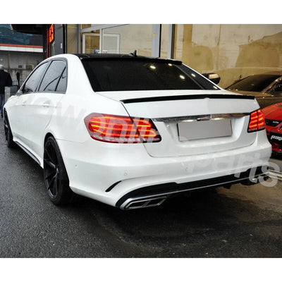 Becquet Mercedes Classe E W212 AMG 2010-2016 Carbone - vue de trois-quarts - Becquet Voiture
