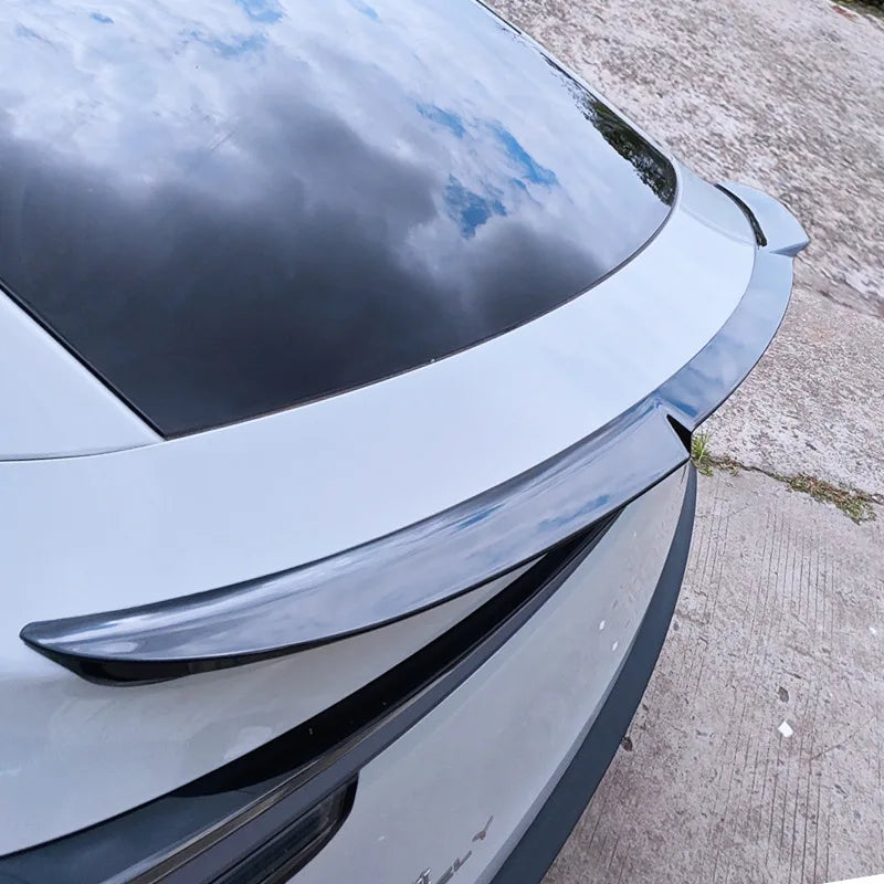 Becquet Tesla Model Y Juniper 2025 Blade Carbone - vue de face 2 - Becquet Voiture