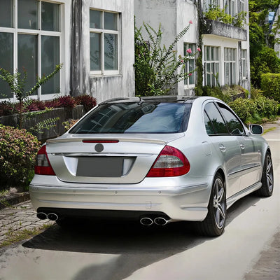 Becquet Toit Mercedes Classe E W211 4-Portes 2002-2009 - vue de trois-quarts - Becquet Voiture
