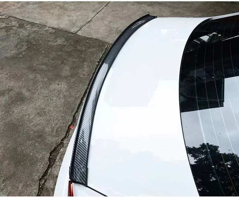 Universelle 5D-Carbon-Optik-Spoilerlippe DIY 1,5 m Sport Racing - am Fahrzeug montiert 2 - Becquet Voiture