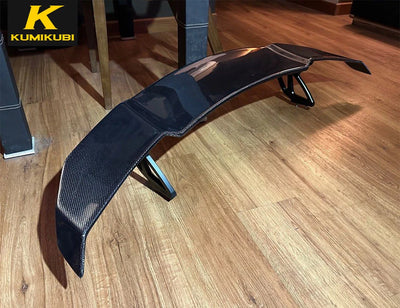 Becquet Universel V Style Berline Fibre Carbone - packshot studio - Becquet Voiture