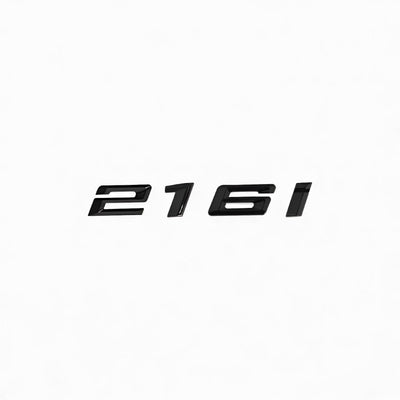 BMW Série 2 F22 Badge Coffre Noir Brillant Motorisation - packshot studio - Becquet Voiture