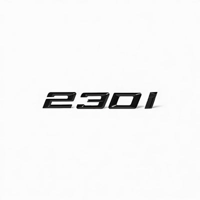 BMW Série 2 F22 Badge Coffre Noir Brillant Motorisation - vue de face - Becquet Voiture