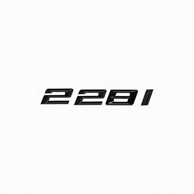 BMW Série 2 F22 Badge Coffre Noir Brillant Motorisation - vue de profil - Becquet Voiture