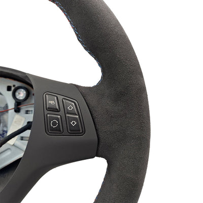 https://cdn.shopify.com/s/files/1/0565/4957/2747/files/bmw_e92_volant-alcantara-3.jpg?v=1772905313
