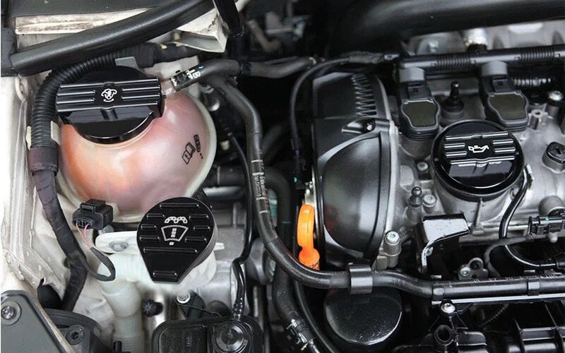 Black Engine Valve Covers VW Golf 6 GTI R Scirocco - in use - Becquet Voiture