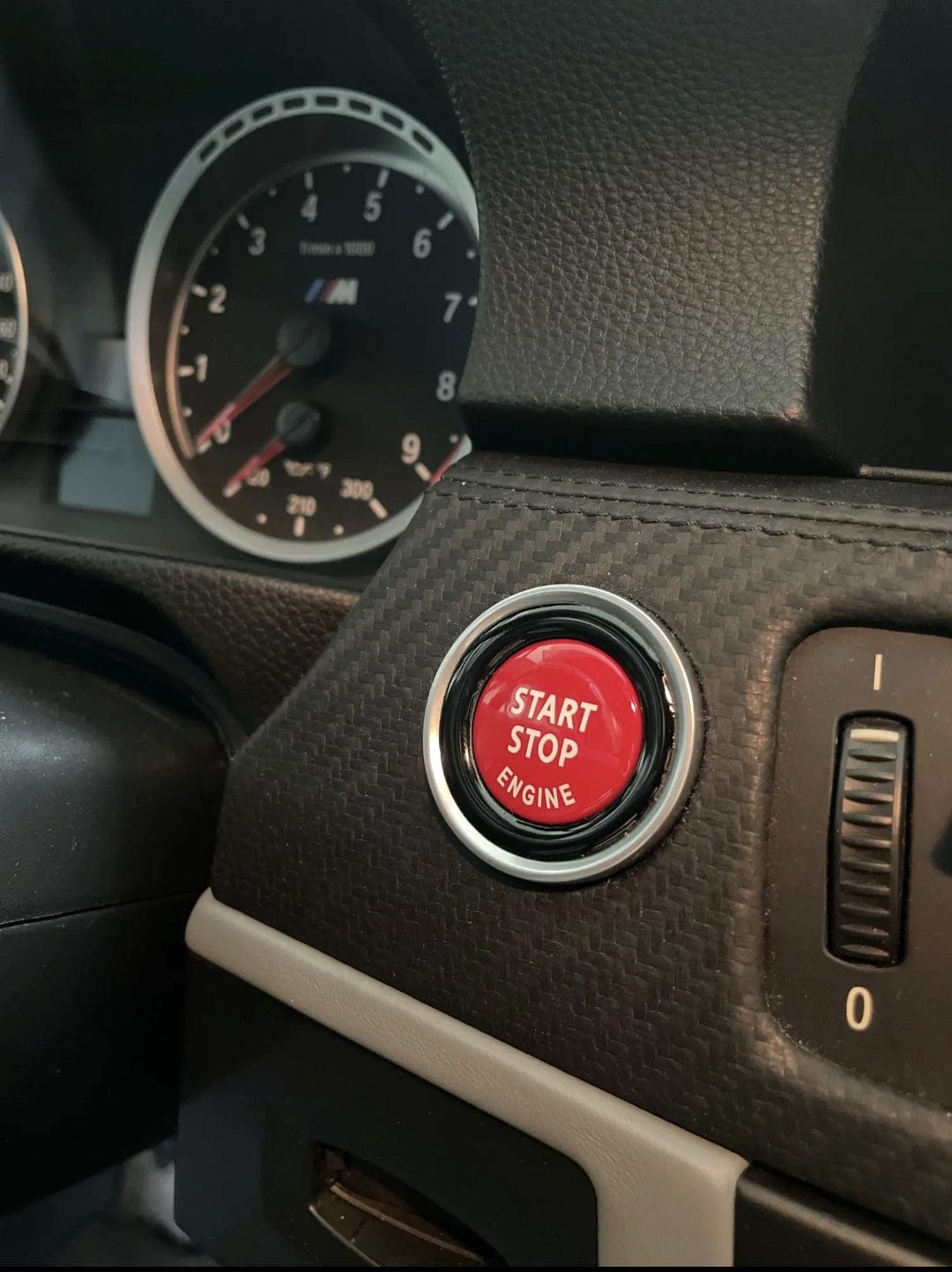 Bouton Démarrage Start Stop Performance Rouge BMW Série 3 E92 - vue de face - Becquet Voiture