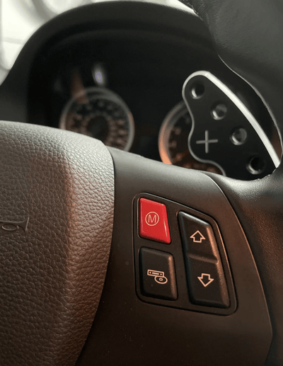 Bouton Démarrage Start Stop Performance Rouge BMW Série 3 E92 - vue de trois-quarts - Becquet Voiture